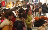 Giới trẻ Hà Nội đổ xô đi mua sắm ngày Black Friday